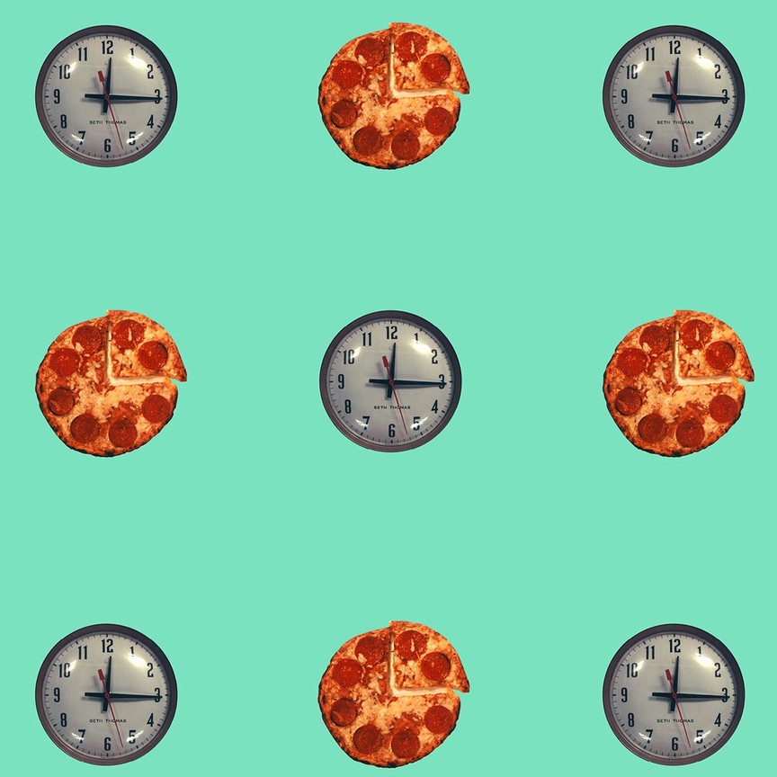Alternating clock faces and pizzas on a green background.