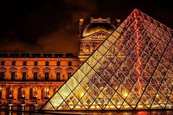 Photograph of Louvre Museum at night